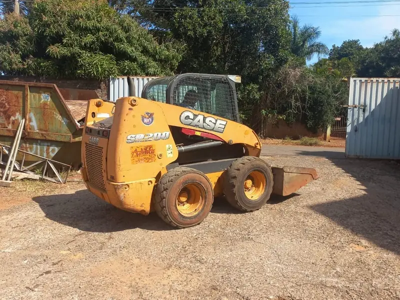 Minicarregadeira SR200 com caçamba, vista de lado