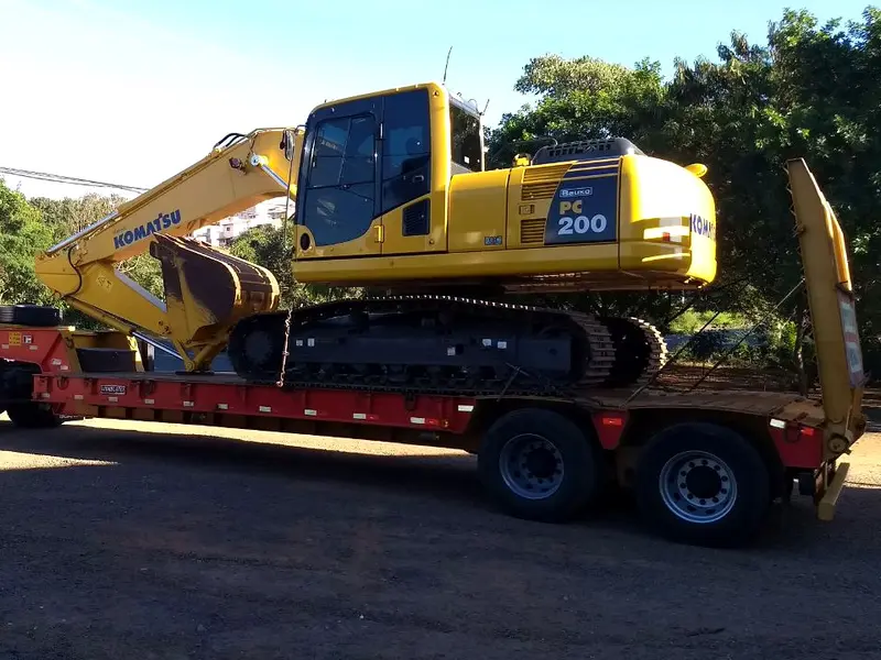 Escavadeira hidráulica Komatsu PC200 de esteiras