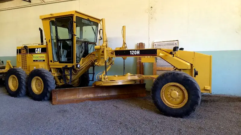 Motoniveladora Caterpillar 120H com lâmina
